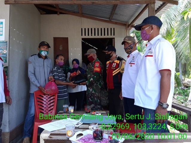 Babinsa 12/Batang Tuaka Salurkan Sembako Bersama Kades ke 80 KK