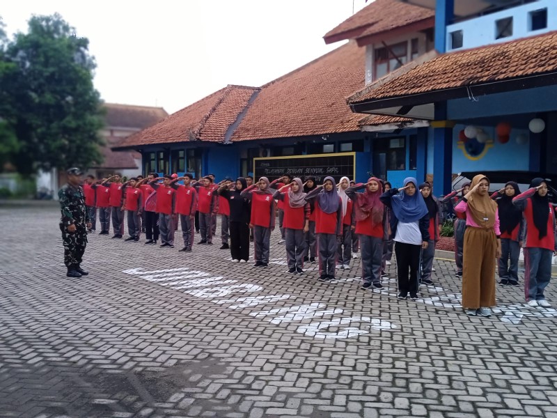 Anggota Koramil Kota Jombang Latih PBB Remaja Binaan PSBR