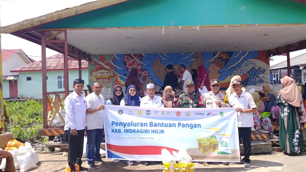 1.539 Orang Warga Desa Tanah Merah Terima Bantuan Pangan