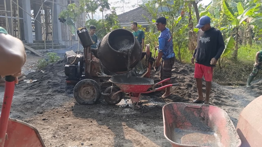 Gotong Royong Warga dan Satgas TMMD Percepat Pembuatan Adonan Beton
