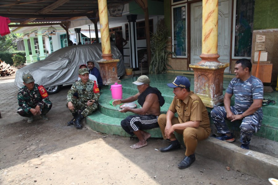 Perkuat Kemanunggalan Lewat Komsos, Dansatgas TMMD Apresiasi Semangat Gotong Royong Warga Bangun Rabat Beton