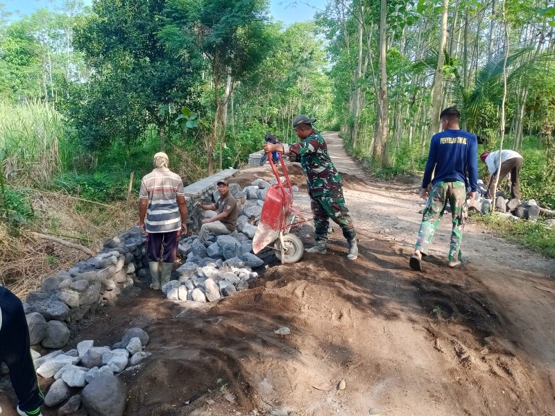 Pembangunan Tembok Penahan Tanah Titik Akhir Hampir Rampung