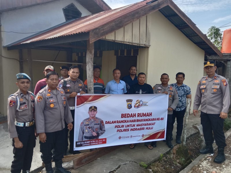Rangkaian Hari Bhayangkara Ke-80, Polres Inhu Bedah Rumah Personelnya yang Tidak Layak Huni