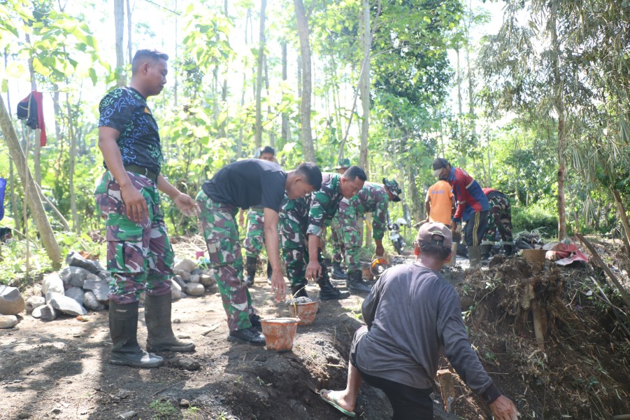Medan Sulit Tak Surutkan Semangat Satgas TMMD ke-128 Bangun Tanggul Penahan Tanah di Desa Brabe
