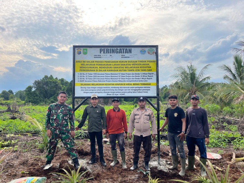 Pemasangan Papan Plang Peringatan Karhutla di Desa Belantaraya