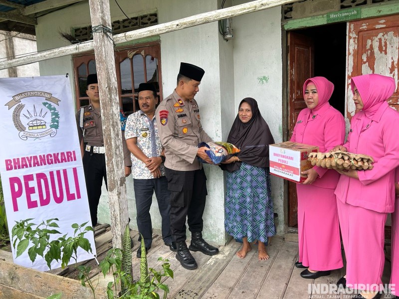 Polsek Sungai Batang Santuni Anak Yatim dan Berbagi Sembako kepada Warga Kurang Mampu