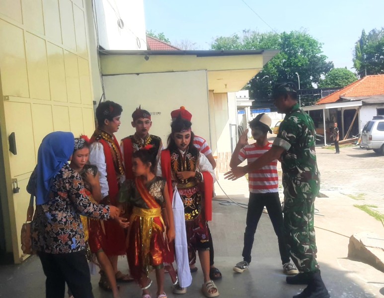 Babinsa Dampingi Pentas Seni Budaya