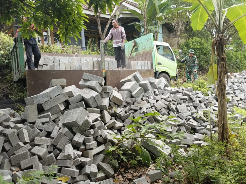 Material Paving TMMD Ke-128 Diturunkan di Dusun Klagin, Pengerjaan Jalan Dilanjutkan