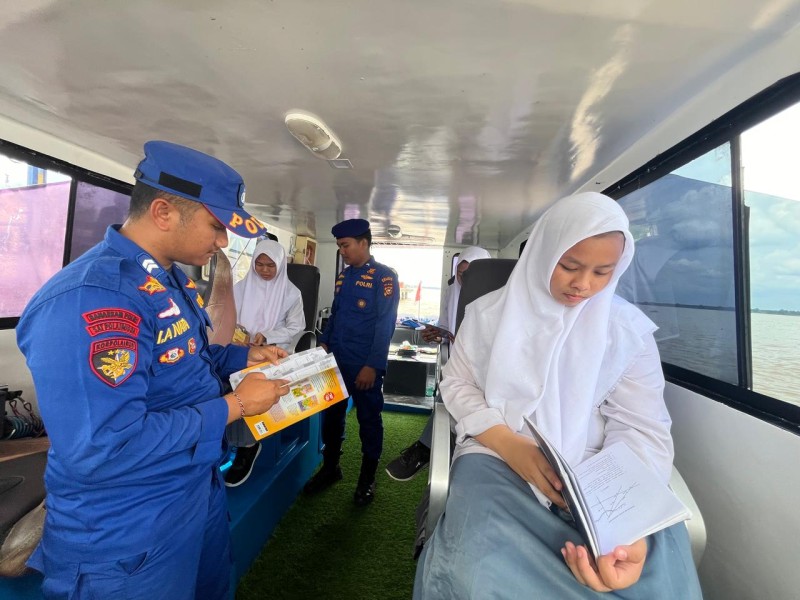 Satpolairud Polres Inhil Gelar Program jalur Pustaka Terapung Untuk Anak Pesisir Tembilahan