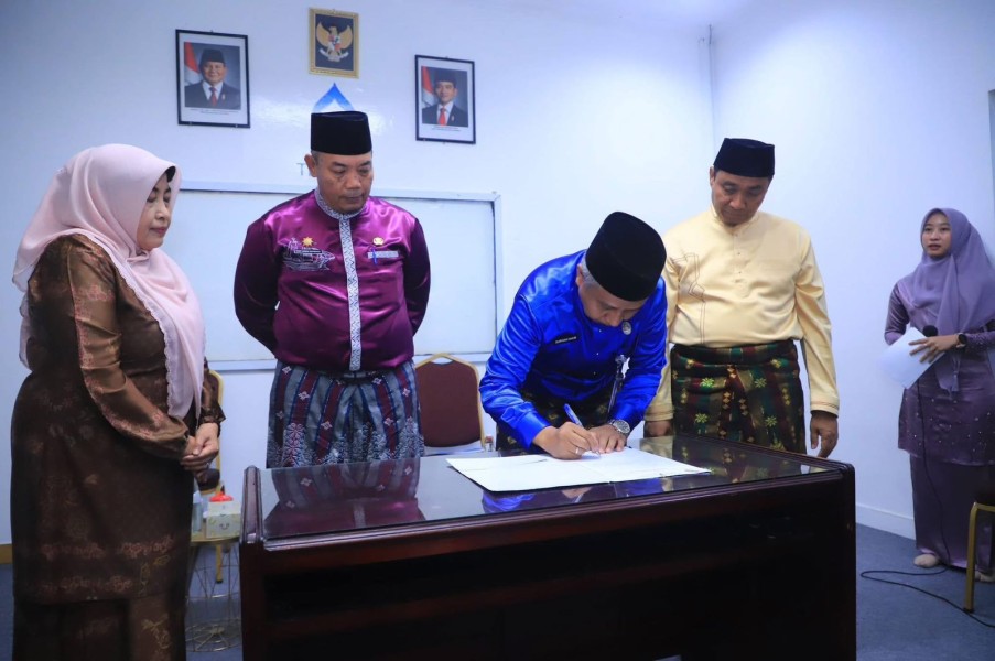 Wawako Markarius Serahkan SK Dewan Pengawas dan Plt Direktur Perumdam Tirta Siak