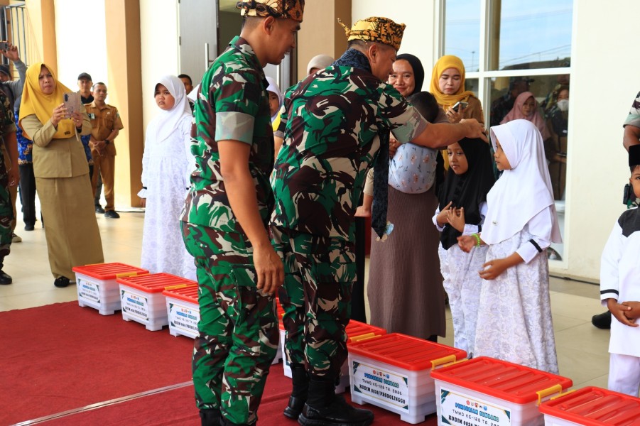 Sentuhan Kasih di Tengah TMMD, Anak Yatim Terima Sembako dari Tim Wasev Sterad TNI