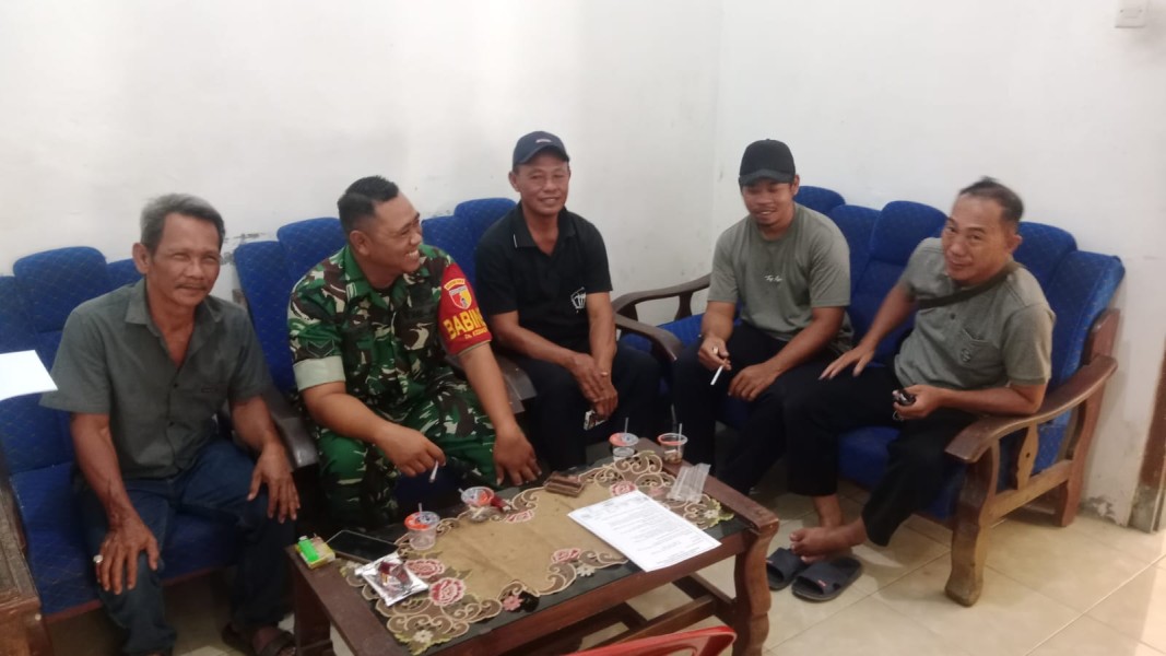Sertu Imam Syahroni Komsos dengan Warga Kedungpari