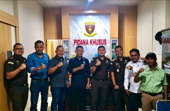 Jalin Silaturahmi Dan Keakrapan, Lima Media Online Kunjungi Kajari Pelalawan, Bahas Penguatan Keterbukaan Informasi Hukum.
