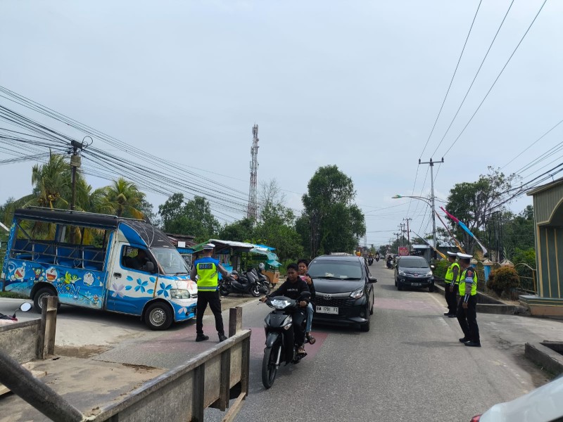 Satlantas Polres Inhil Laksanakan Pengaturan Lalu Lintas Saat Jam Kepulangan Sekolah