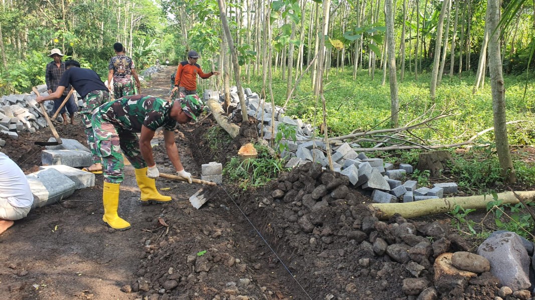 Menuju Target 600 Meter, Pemasangan Bagesting Pavingisasi Terus Dikebut
