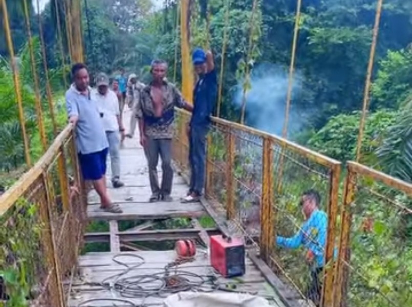 Dibangun Tahun 90-an, Jembatan Gantung Kemuning Muda Rutin Diperbaiki Secara Swadaya