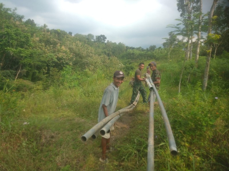 Proses Penyambungan Pipanisasi Libatkan Masyarakat Setempat
