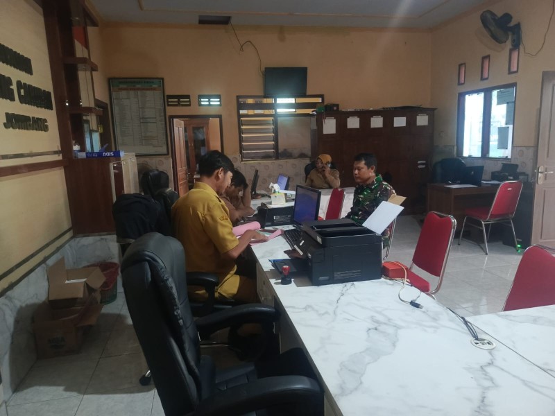 Serda Sumanto Komsos dengan Perangkat Desa Alang-Alang Caruban