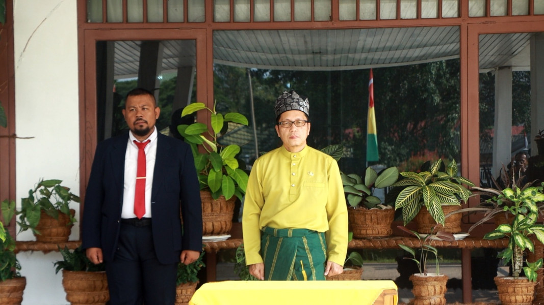 Bendera Pusaka Merah Putih Diserahkan kepada Paskibraka Kabupaten Indragiri Hilir pada HUT RI Ke 79