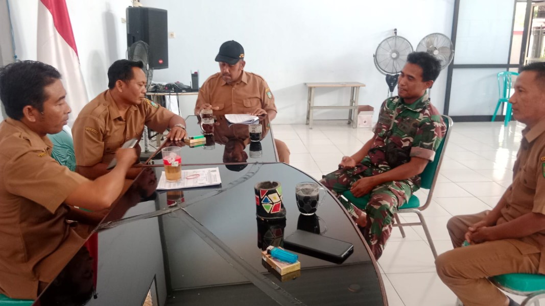 Serka Supriadi Komsos dengan Perangkat Desa Rejosopinggir