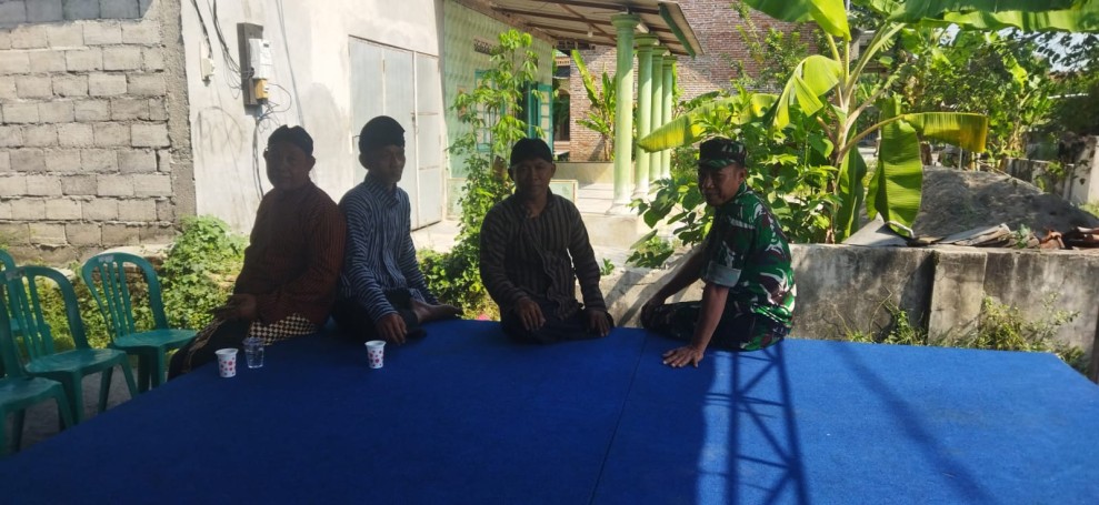 Serka Diyarto Jalin Keakraban dengan Warga Desa Ngumpul