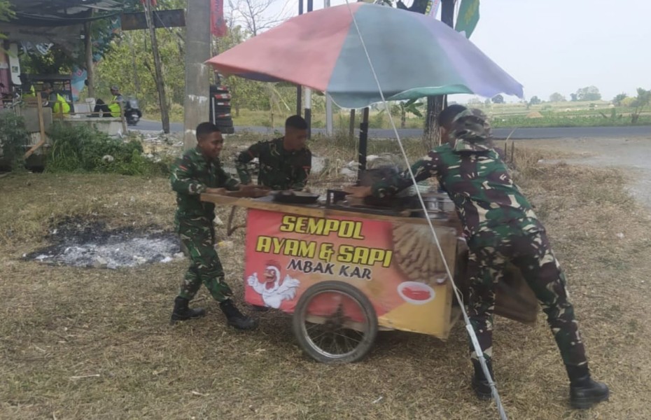 Aksi Peduli Satgas TMMD 129 Bojonegoro bantu Dorong Gerobak Sempol Bu Kartini