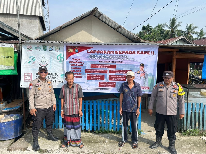 Polsek Sungai Batang Pasang Spanduk Nomor HP Kapolsek serta Bhabinkamtibmas