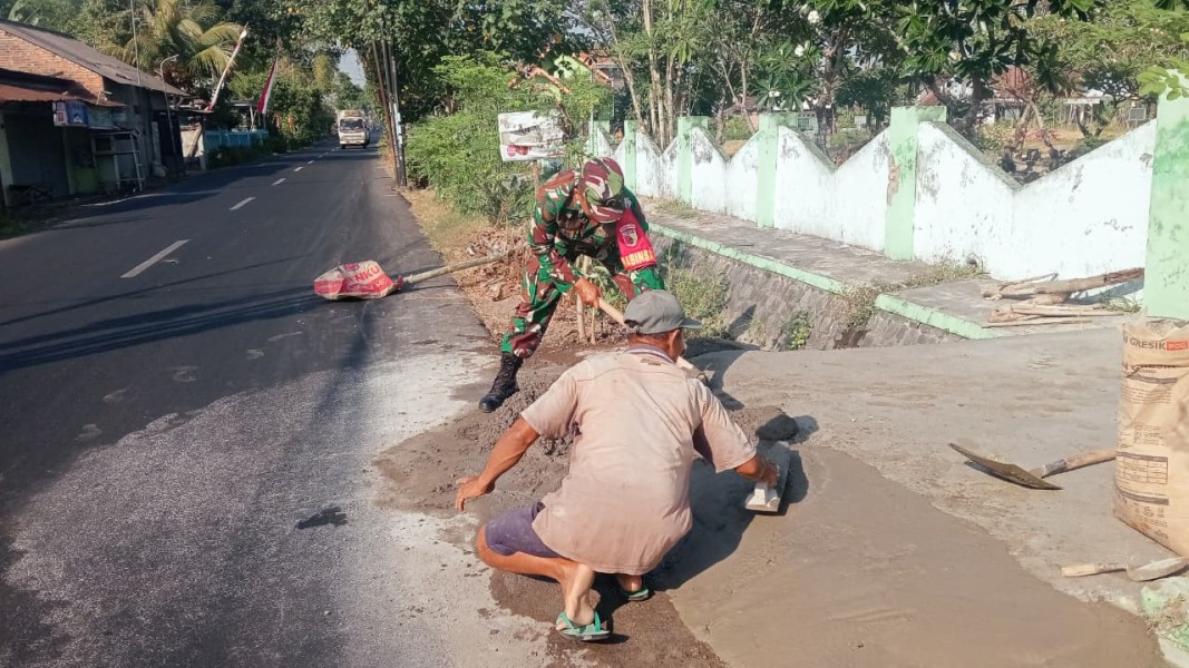 Sertu Syamsul dan Warga Perbaiki Akses Jalan ke TPU