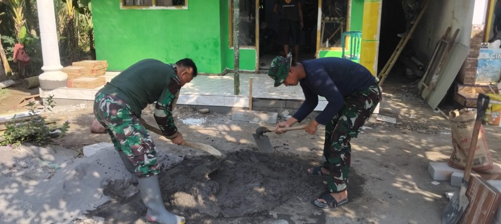 Personel Satgas TMMD Tunjukkan Keahlian Meracik Adukan Semen, Pembangunan RTLH Bapak Suyitno Terus Dipercepat
