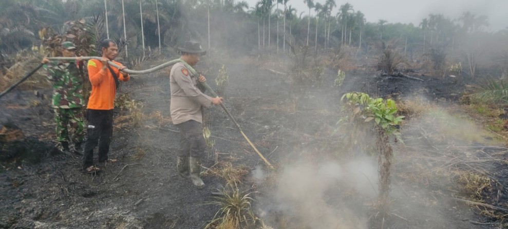 Kompak, Polsek Tempuling, Koramil 03/Tempuling, Pemdes Teluk Jira dan MPA Bahu-Membahu Atasi Karhutla