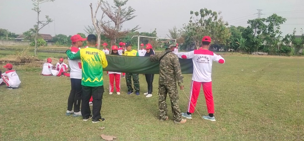 Babinsa Sertu Nanang Latih Paskibraka