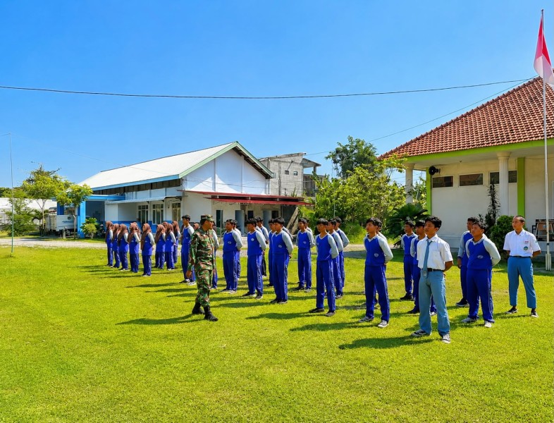 Serda Dedy Latih PBB dan Kedisiplinan Siswa SMK Kreatif Hasbullah Bahrul Ulum