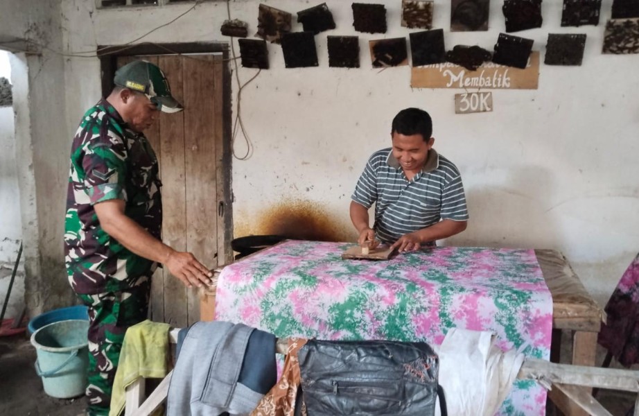 Dukung Pelestarian Budaya dan UMKM, Serda Budi Gelar Komsos dengan Pengrajin Batik