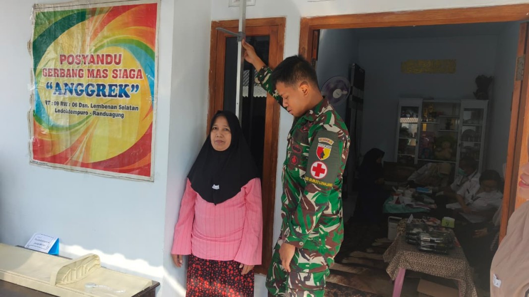 Polkes 05.09.02 Lumajang Bersama Puskesmas Randuagung Gelar Posyandu Dukung Kesehatan Ibu dan Anak di Lokasi TMMD