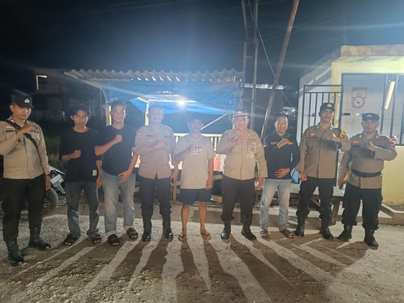 Kasat Binmas Polres Inhil AKP Cardi Edi Haryanto  beserta anggota Cek Pos Satkamling di Kelurahan Sungai Beringin