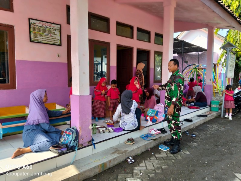 Babinsa Koramil Plandaan Kawal Pendistribusian Makan Bergizi Gratis untuk Pelajar