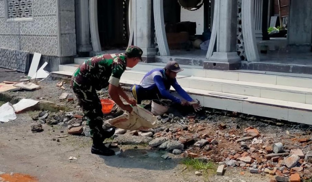 Sertu Shofi Gelar Karya Bakti Bersama Warga