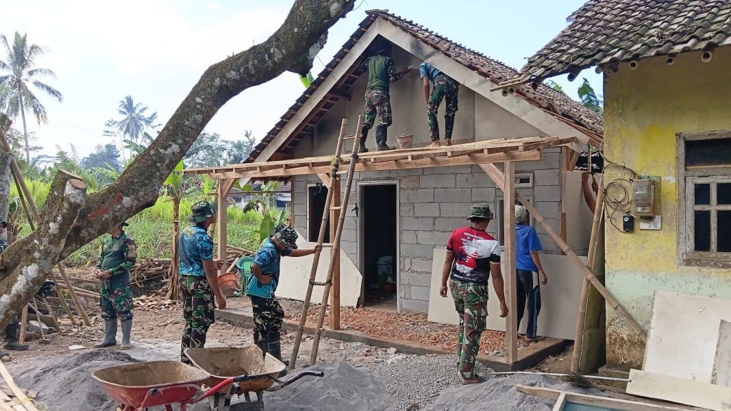 Setapak demi Setapak, Sertu Sugianto Wujudkan Rumah Layak Huni untuk Bu Eti