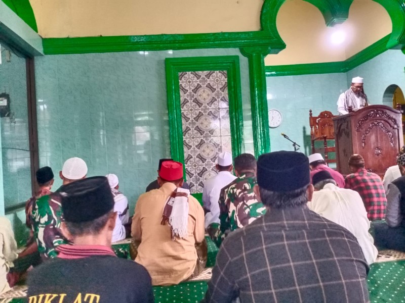 Kebersamaan Satgas TMMD Ke-128 dan Warga Brabe Terjalin Lewat Sholat Berjamaah di Masjid Al Karomah
