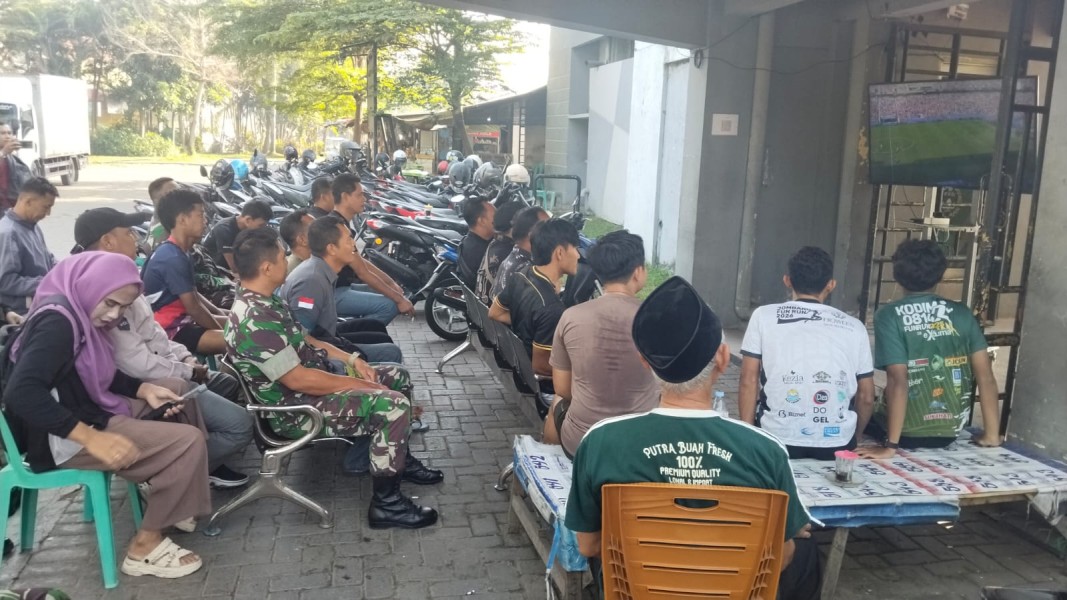 Koramil Kota Jombang Gelar Nobar Piala Dunia Bersama Warga