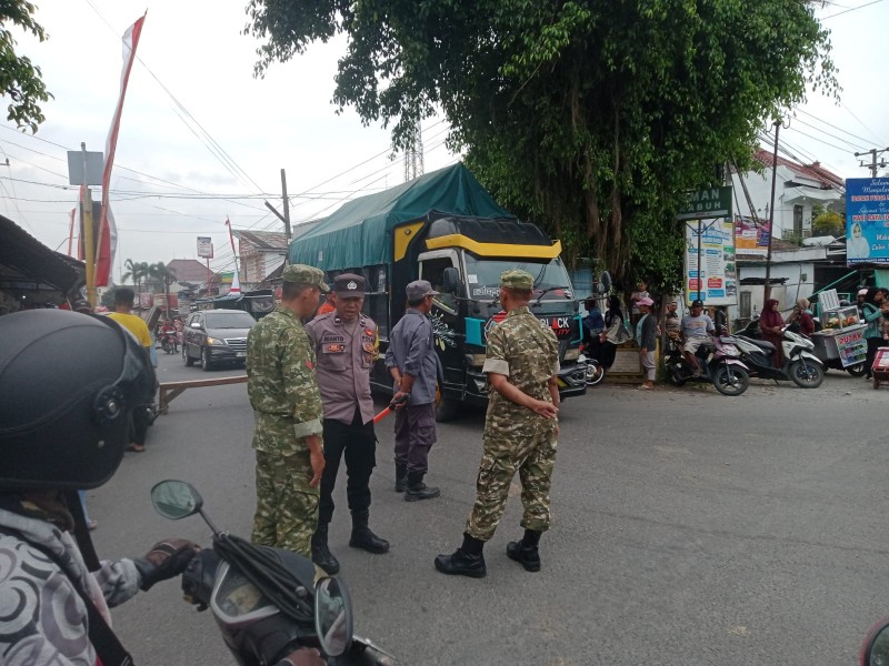 Koramil Kabuh dan Polsek Amankan Arus Lalu Lintas Saat Sedekah Bumi Desa Kabuh