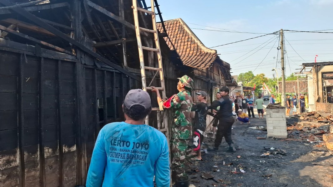 Sertu Fathona Pimpin Kerja Bakti di Desa Kebonagung