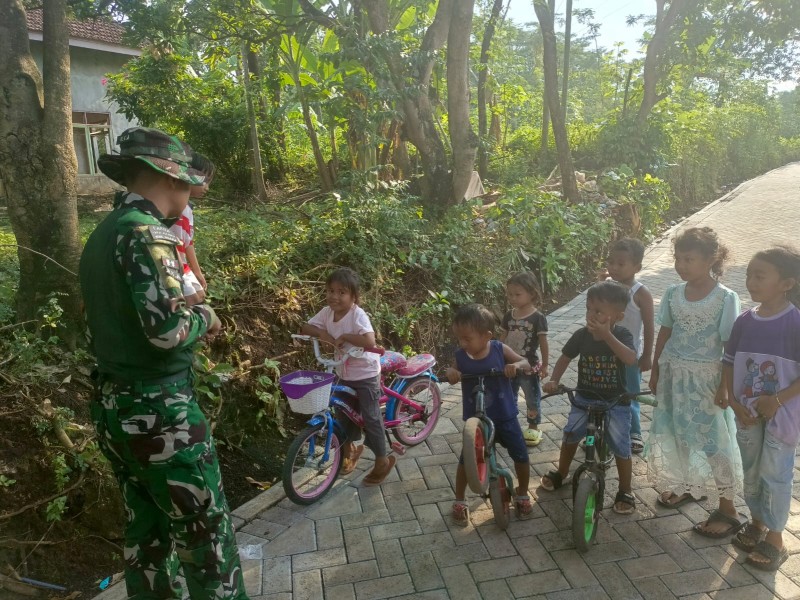Dandim 0820 Probolinggo Disambut Antusias Anak-anak di Lokasi Paving TMMD Dusun Klagin