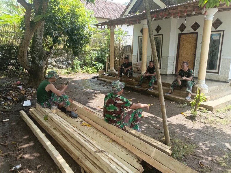Pererat Kemanunggalan, Satgas TMMD ke-128 Manfaatkan Waktu Istirahat untuk Bangun Komunikasi dengan Warga