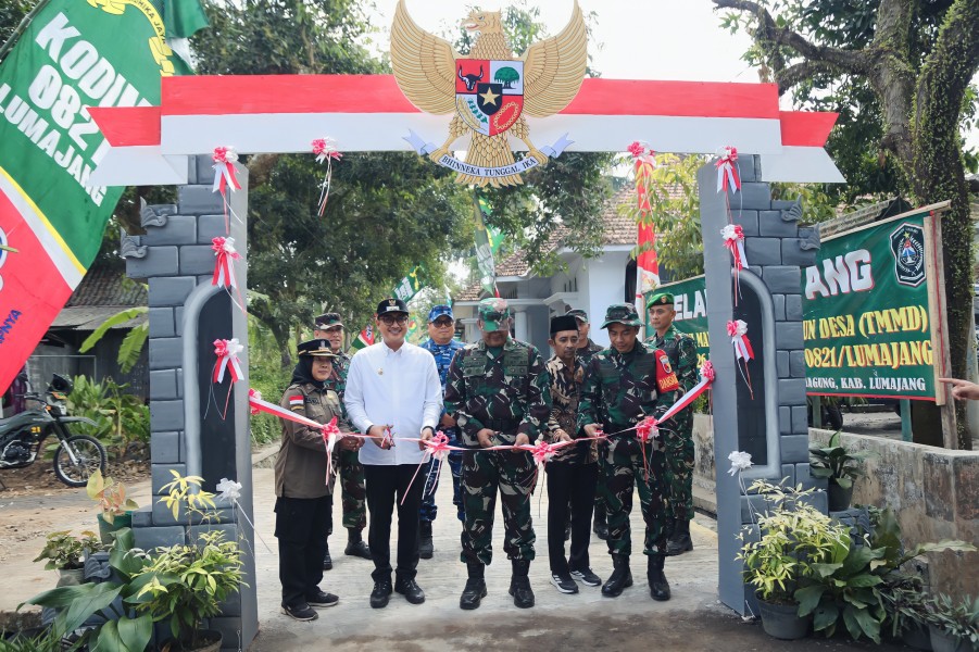 Pemotongan Pita Tandai Peresmian Rabat Beton Menuju Dusun Lembenah
