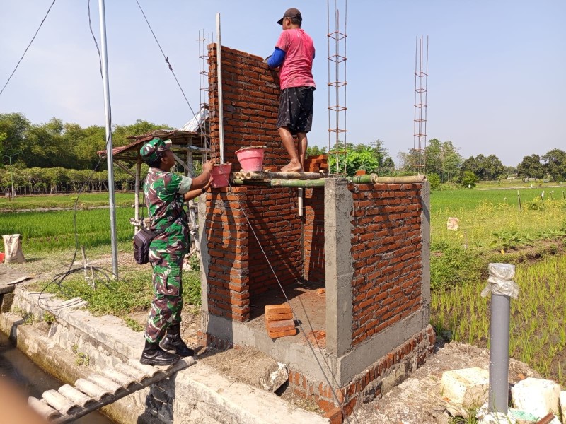 Dukung Ketahanan Pangan, Serda Hernawan Bantu Pembangunan Rumah Sumur Bor Irigasi