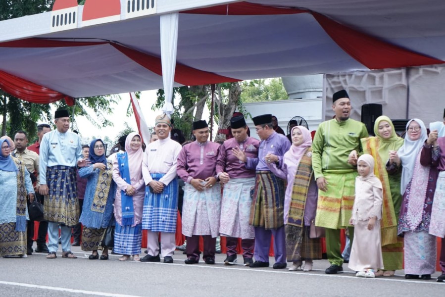 Bupati Herman Hadiri Pawai Ta aruf MTQ ke 43 Provinsi Riau di Bengkalis