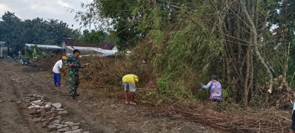 Serda Lukman Gotong-Royong Bersama Warga Bersihkan Ranting Bambu yang Menutupi Jalan Desa Made