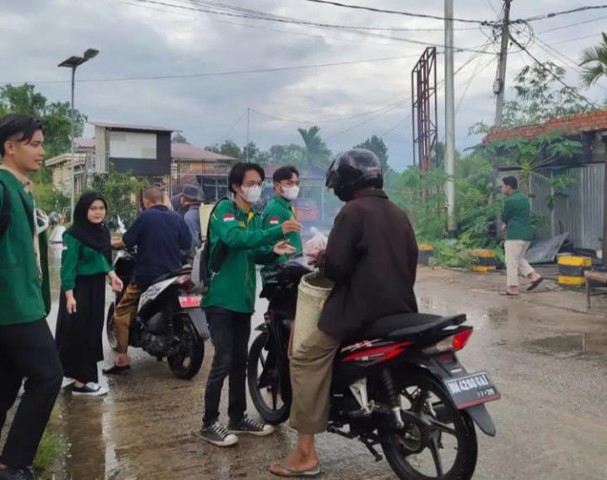 Stai Auliaurrasyidin Tembilahan laksanakan Kegiatan  Ramadhan Berbagi Takjil di Jembatan Getek