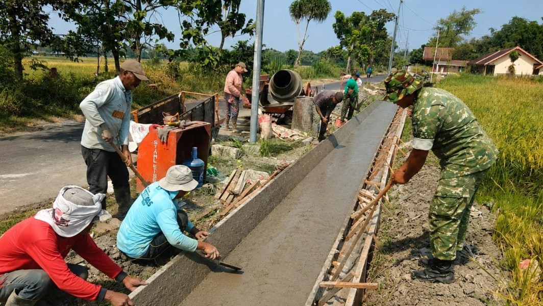 Babinsa Koramil Diwek Bantu Pembangunan Saluran Irigasi di Desa Keras